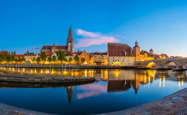 Almanya 'nın eski Regensburg kentinin günbatımı manzarası.