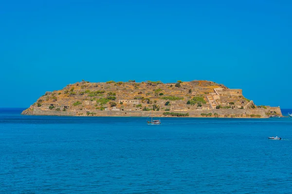 Yunan adasındaki Spinalonga Kalesi Girit.