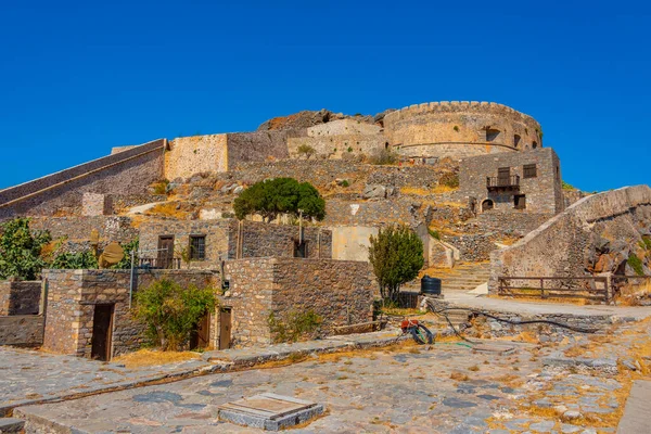 Yunan adasındaki Spinalonga Kalesi 'ndeki eski binalar.