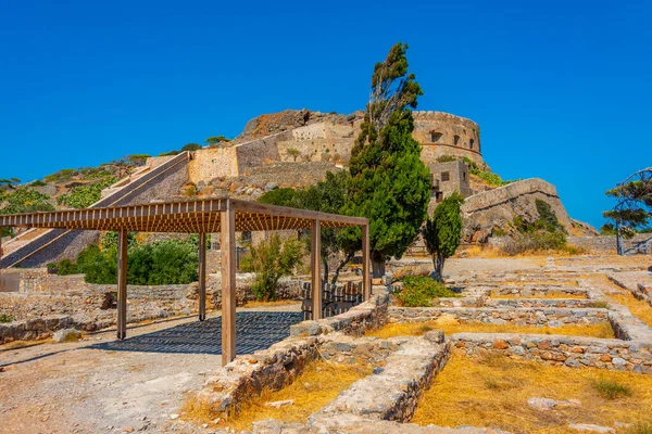 Yunan adasındaki Spinalonga Kalesi 'ndeki eski binalar.