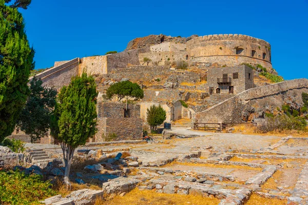 Yunan adasındaki Spinalonga Kalesi 'ndeki eski binalar.