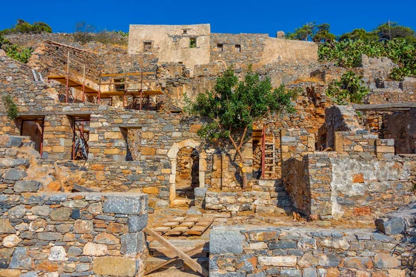 Yunan adasındaki Spinalonga Kalesi 'ndeki eski binalar.