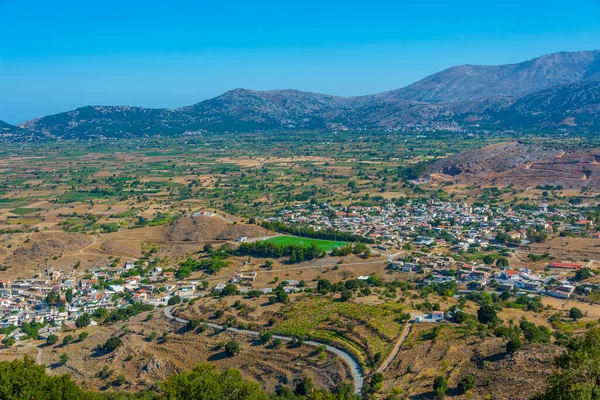 Yunanistan 'ın Girit kentindeki Lasithi platosundaki Agios Georgios ve Avrakontes köylerinin hava manzarası.