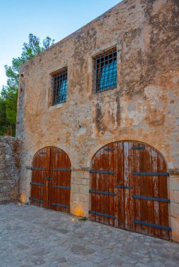 Yunan kenti Rethimno, Girit 'teki Venedik Fortezza Kalesi' ndeki binaların günbatımı manzarası.