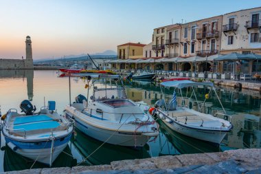 Yunanistan 'ın Rethimno kentindeki eski Venedik limanının gündoğumu manzarası.