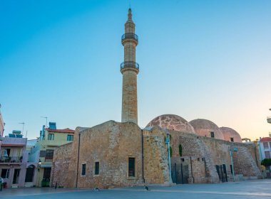 Yunan kenti Rethimno 'daki Neratze Camii' nin gün doğumu manzarası.