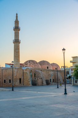 Yunan kenti Rethimno 'daki Neratze Camii' nin gün doğumu manzarası.