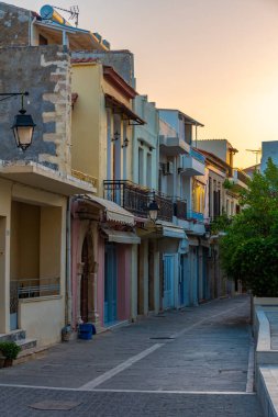 Yunanistan 'ın Girit kentindeki eski Rethimno kasabasında renkli bir caddenin gün doğumu manzarası.