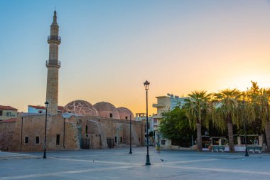 Yunan kenti Rethimno 'daki Neratze Camii' nin gün doğumu manzarası.