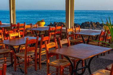 Yunan kenti Rethimno 'da sahil kenarındaki restoranlar.