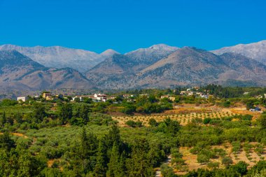 Girit adasındaki bir dağ köyünün manzarası.