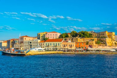 Yunanistan 'ın Chania kentindeki eski Venedik limanının manzarası.