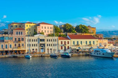 Yunanistan 'ın Chania kentindeki eski Venedik limanının manzarası.