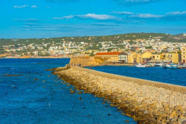 Yunanistan 'ın Girit kentindeki Venedik' in Chania limanında tarihi bir bina.
