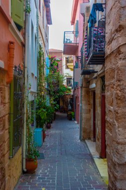 Yunanistan 'ın Girit kentindeki eski Chania kasabasında renkli bir caddenin gün batımı manzarası.