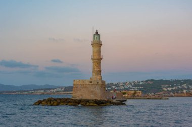 Yunanistan 'ın Girit kentindeki Chania limanındaki Venedik deniz fenerinin gün batımı manzarası.