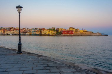Yunanistan 'ın Chania kentindeki eski Venedik limanının gündoğumu manzarası.