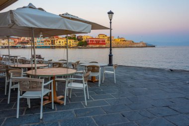Yunanistan 'ın Chania kentindeki eski Venedik limanının gündoğumu manzarası.