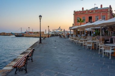 Yunanistan 'ın Chania kentindeki eski Venedik limanının gündoğumu manzarası.