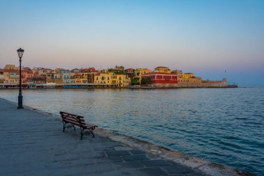 Yunanistan 'ın Chania kentindeki eski Venedik limanının gündoğumu manzarası.