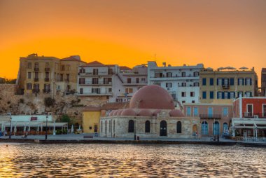 Girit Adası 'ndaki Yunan kenti Chania' daki eski Venedik limanındaki Eski Cami 'nin gündoğumu manzarası.