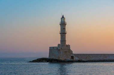 Yunanistan 'ın Girit kentindeki Chania limanındaki Venedik deniz fenerinin gün doğumu manzarası.