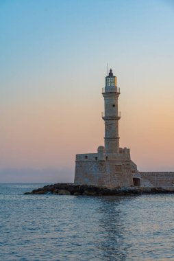 Yunanistan 'ın Girit kentindeki Chania limanındaki Venedik deniz fenerinin gün doğumu manzarası.