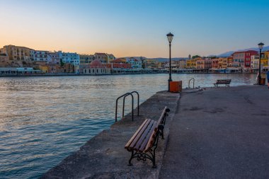 Girit Adası 'ndaki Yunan kenti Chania' daki eski Venedik limanındaki Eski Cami 'nin gündoğumu manzarası.