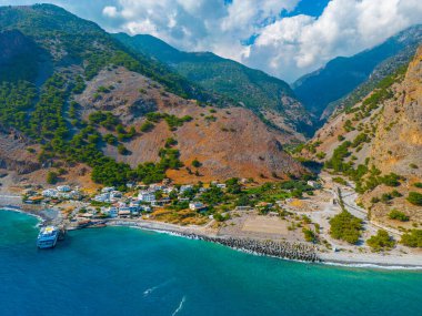 Yunan adası Girit 'teki Agia Roumeli' de bir plaj manzarası.