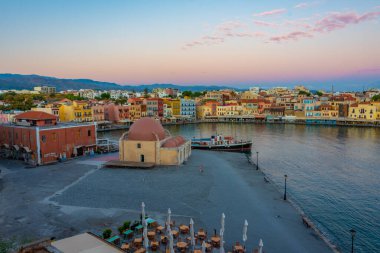 Girit Adası 'ndaki Yunan kenti Chania' daki eski Venedik limanındaki Eski Cami 'nin gündoğumu manzarası.