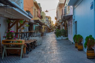 Yunan kenti Chania 'da Girit adasında bir turist caddesinin gün doğumu manzarası.