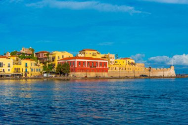 Yunanistan 'ın Chania kentindeki eski Venedik limanının manzarası.