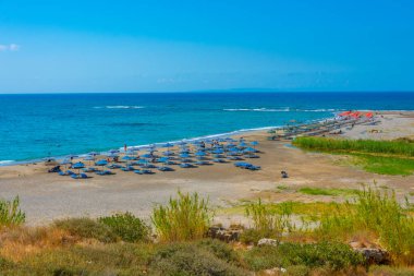 Yunan adası Girit 'te Frangokastello sahilinde güneşli bir gün.