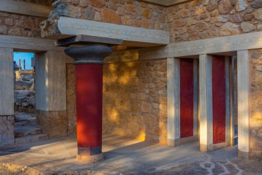 Yunan adası Girit 'teki Knossos sarayının günbatımı manzarası.