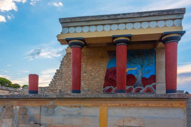 Yunan adası Girit 'teki Knossos sarayının kuzey girişinin gün batımı manzarası.