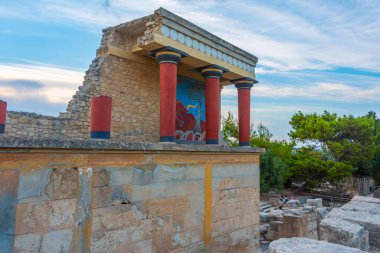Yunan adası Girit 'teki Knossos sarayının kuzey girişinin gün batımı manzarası.