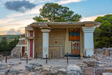 Yunanistan 'ın Girit kentindeki Knossos sarayının kalıntılarında geçit töreni freski.