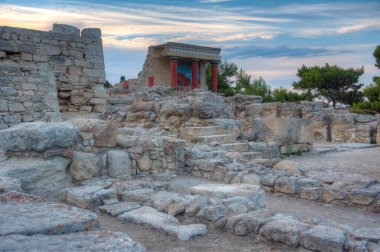 Yunan adası Girit 'teki Knossos sarayının kuzey girişinin gün batımı manzarası.
