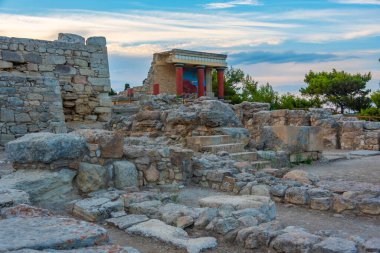 Yunan adası Girit 'teki Knossos sarayının kuzey girişinin gün batımı manzarası.