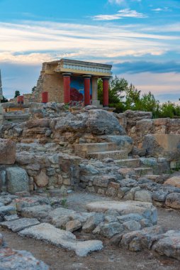 Yunan adası Girit 'teki Knossos sarayının kuzey girişinin gün batımı manzarası.