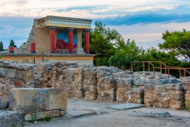 Yunan adası Girit 'teki Knossos sarayının kuzey girişinin gün batımı manzarası.
