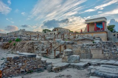 Yunan adası Girit 'teki Knossos sarayının kuzey girişinin gün batımı manzarası.