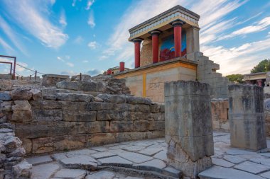 Yunan adası Girit 'teki Knossos sarayının kuzey girişinin gün batımı manzarası.