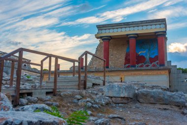 Yunan adası Girit 'teki Knossos sarayının kuzey girişinin gün batımı manzarası.