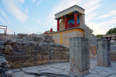 Yunan adası Girit 'teki Knossos sarayının kuzey girişinin gün batımı manzarası.
