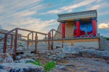 Yunan adası Girit 'teki Knossos sarayının kuzey girişinin gün batımı manzarası.