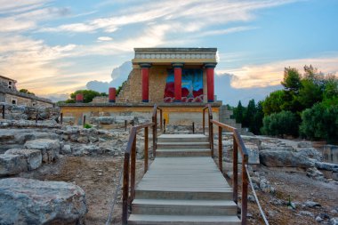 Yunan adası Girit 'teki Knossos sarayının kuzey girişinin gün batımı manzarası.