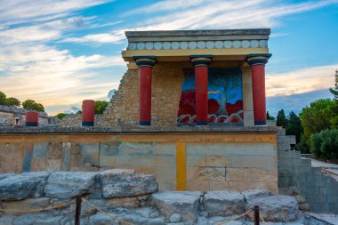 Yunan adası Girit 'teki Knossos sarayının kuzey girişinin gün batımı manzarası.