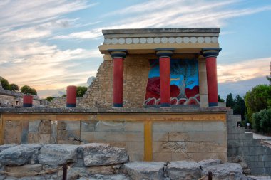 Yunan adası Girit 'teki Knossos sarayının kuzey girişinin gün batımı manzarası.