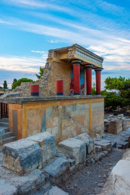 Yunan adası Girit 'teki Knossos sarayının kuzey girişinin gün batımı manzarası.